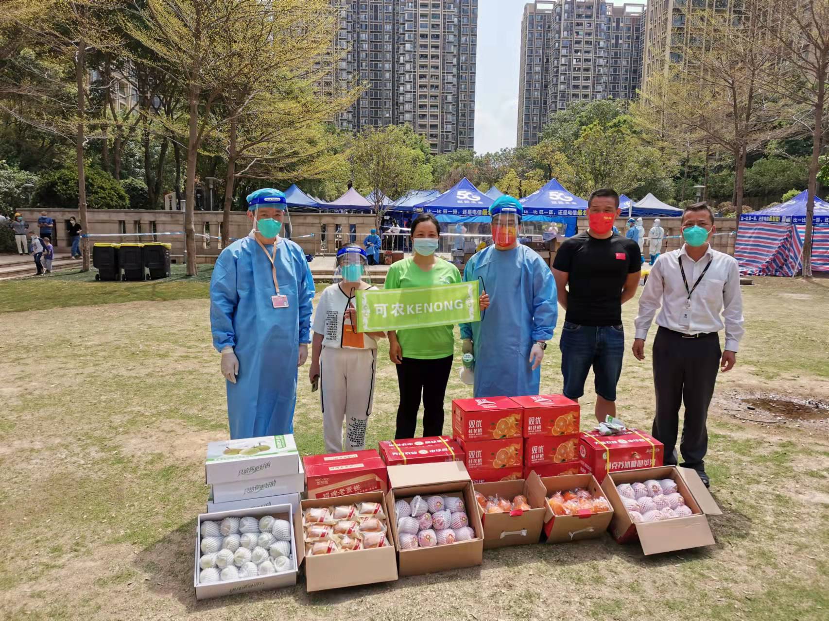 青竹园片区金域松湖商家开农水果生鲜店热心捐赠水果和糕点，为一线抗疫工作人员送来暖心慰问，共同抗疫.jpg
