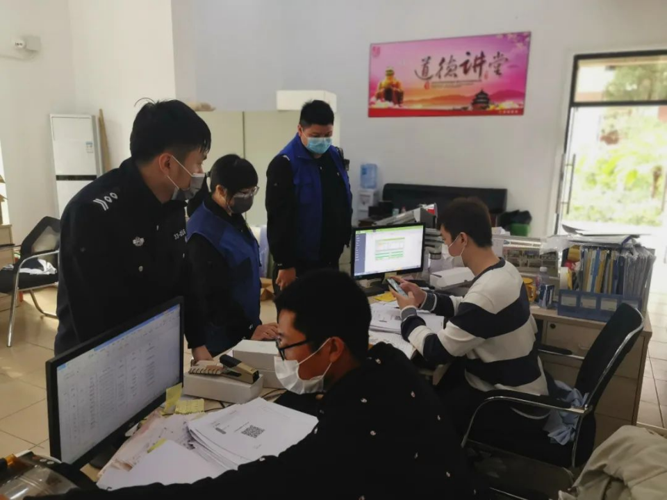 网格员向复工企业介绍“莞e申报”.png