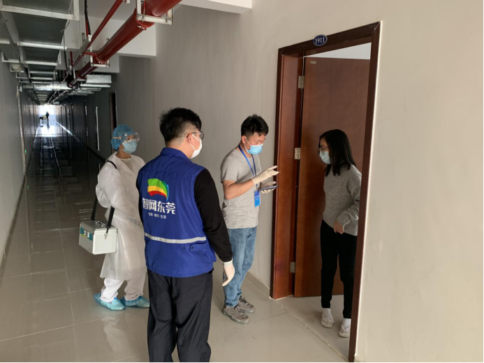 网格员随医护人员查看被隔离人员健康状况.png